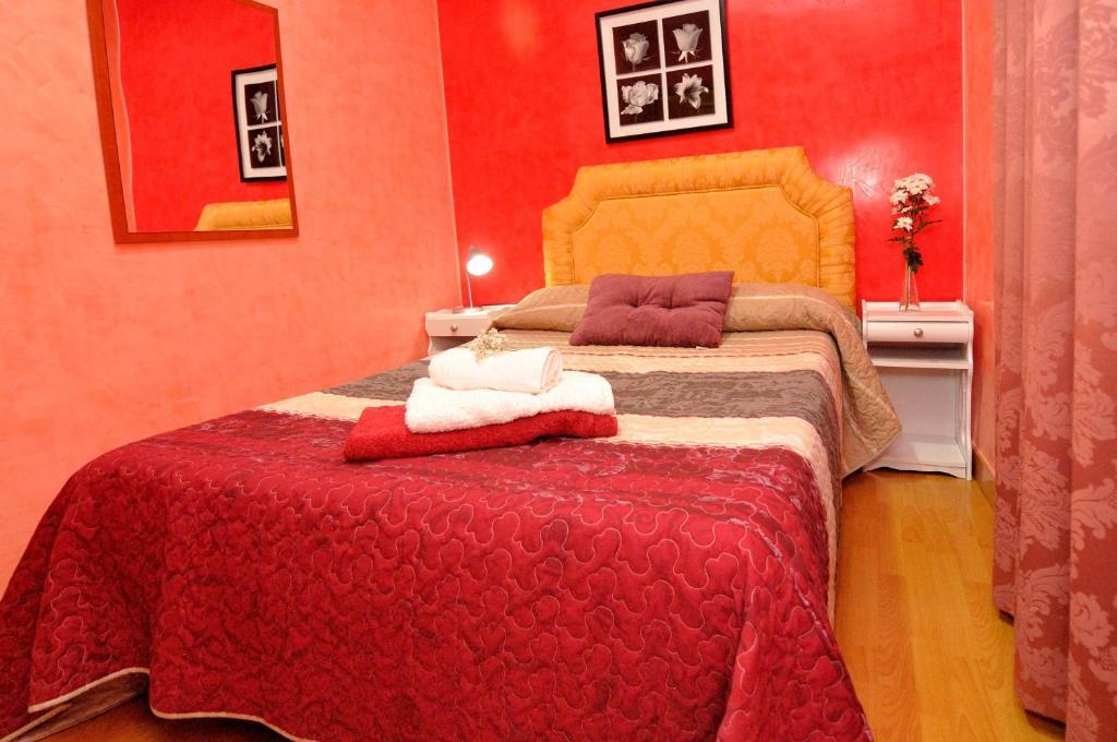 Far Home Plaza Mayor Мадрид Номер фото