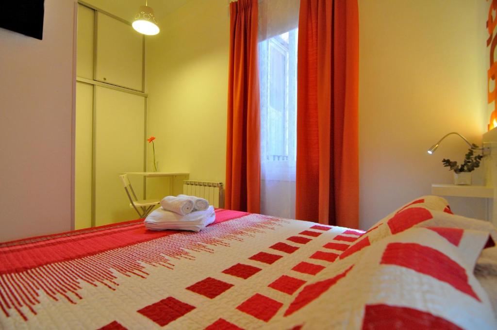 Far Home Plaza Mayor Мадрид Номер фото